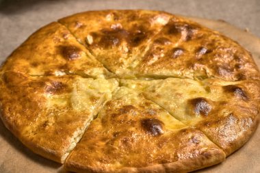 Ahşap tepside kapalı pizza.