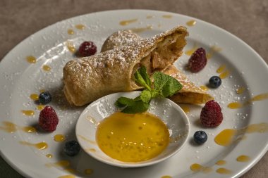 Ballı elmalı turta.