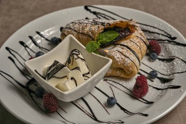 Dondurmalı vişneli turta.