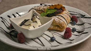 Dondurmalı vişneli turta.