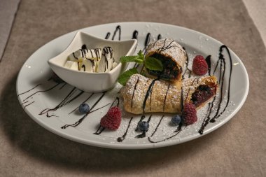 Dondurmalı vişneli turta.