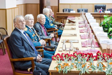 Moskova, Rusya - 07.05.2018: Rus Muhafızlarının Merkez Bölgesi Komutanlığı, Zafer yıldönümünden önce Büyük Vatanseverlik Savaşı gazilerini tebrik etti.