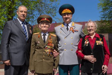 Moskova, Rusya - 07.05.2018: Rus Muhafızlarının Merkez Bölgesi Komutanlığı, Zafer yıldönümünden önce Büyük Vatanseverlik Savaşı gazilerini tebrik etti.