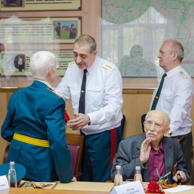 Moskova, Rusya - 07.05.2018: Rus Muhafızlarının Merkez Bölgesi Komutanlığı, Zafer yıldönümünden önce Büyük Vatanseverlik Savaşı gazilerini tebrik etti.