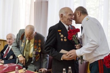 Moskova, Rusya - 07.05.2018: Rus Muhafızlarının Merkez Bölgesi Komutanlığı, Zafer yıldönümünden önce Büyük Vatanseverlik Savaşı gazilerini tebrik etti.