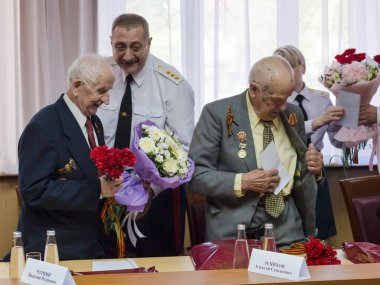 Moskova, Rusya - 07.05.2018: Rus Muhafızlarının Merkez Bölgesi Komutanlığı, Zafer yıldönümünden önce Büyük Vatanseverlik Savaşı gazilerini tebrik etti.