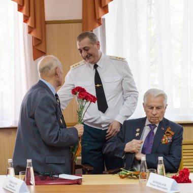 Moskova, Rusya - 07.05.2018: Rus Muhafızlarının Merkez Bölgesi Komutanlığı, Zafer yıldönümünden önce Büyük Vatanseverlik Savaşı gazilerini tebrik etti.