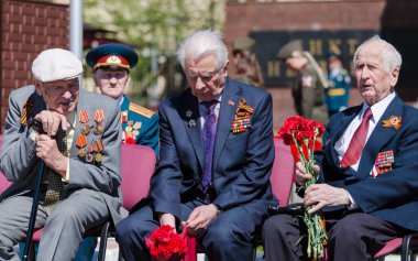 Moskova, Rusya - 07.05.2018: Rus Muhafızlarının Merkez Bölgesi Komutanlığı, Zafer yıldönümünden önce Büyük Vatanseverlik Savaşı gazilerini tebrik etti.