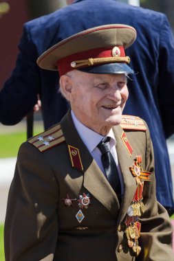 Moskova, Rusya - 07.05.2018: Rus Muhafızlarının Merkez Bölgesi Komutanlığı, Zafer yıldönümünden önce Büyük Vatanseverlik Savaşı gazilerini tebrik etti.