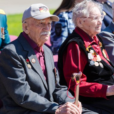 Moskova, Rusya - 07.05.2018: Rus Muhafızlarının Merkez Bölgesi Komutanlığı, Zafer yıldönümünden önce Büyük Vatanseverlik Savaşı gazilerini tebrik etti.