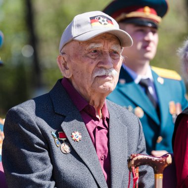 Moskova, Rusya - 07.05.2018: Rus Muhafızlarının Merkez Bölgesi Komutanlığı, Zafer yıldönümünden önce Büyük Vatanseverlik Savaşı gazilerini tebrik etti.