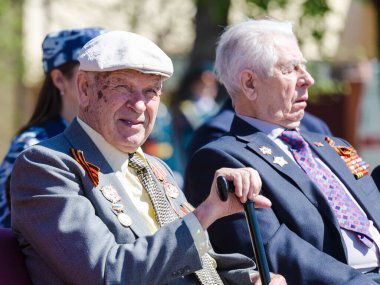 Moskova, Rusya - 07.05.2018: Rus Muhafızlarının Merkez Bölgesi Komutanlığı, Zafer yıldönümünden önce Büyük Vatanseverlik Savaşı gazilerini tebrik etti.