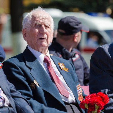 Moskova, Rusya - 07.05.2018: Rus Muhafızlarının Merkez Bölgesi Komutanlığı, Zafer yıldönümünden önce Büyük Vatanseverlik Savaşı gazilerini tebrik etti.