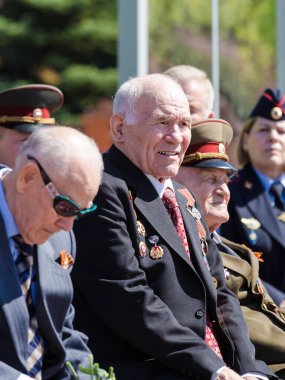 Moskova, Rusya - 07.05.2018: Rus Muhafızlarının Merkez Bölgesi Komutanlığı, Zafer yıldönümünden önce Büyük Vatanseverlik Savaşı gazilerini tebrik etti.