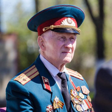 Moskova, Rusya - 07.05.2018: Rus Muhafızlarının Merkez Bölgesi Komutanlığı, Zafer yıldönümünden önce Büyük Vatanseverlik Savaşı gazilerini tebrik etti.