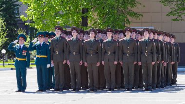 Moskova, Rusya - 07.05.2018: Rus Muhafızlarının Merkez Bölgesi Komutanlığı, Zafer yıldönümünden önce Büyük Vatanseverlik Savaşı gazilerini tebrik etti.