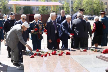 Moskova, Rusya - 07.05.2018: Rus Muhafızlarının Merkez Bölgesi Komutanlığı, Zafer yıldönümünden önce Büyük Vatanseverlik Savaşı gazilerini tebrik etti.