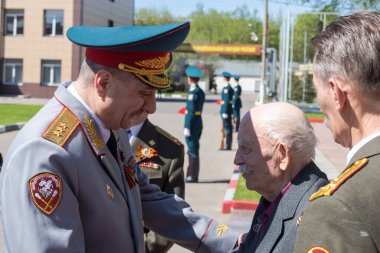 Moskova, Rusya - 07.05.2018: Rus Muhafızlarının Merkez Bölgesi Komutanlığı, Zafer yıldönümünden önce Büyük Vatanseverlik Savaşı gazilerini tebrik etti.