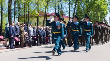 Moskova, Rusya - 07.05.2018: Rus Muhafızlarının Merkez Bölgesi Komutanlığı, Zafer yıldönümünden önce Büyük Vatanseverlik Savaşı gazilerini tebrik etti.