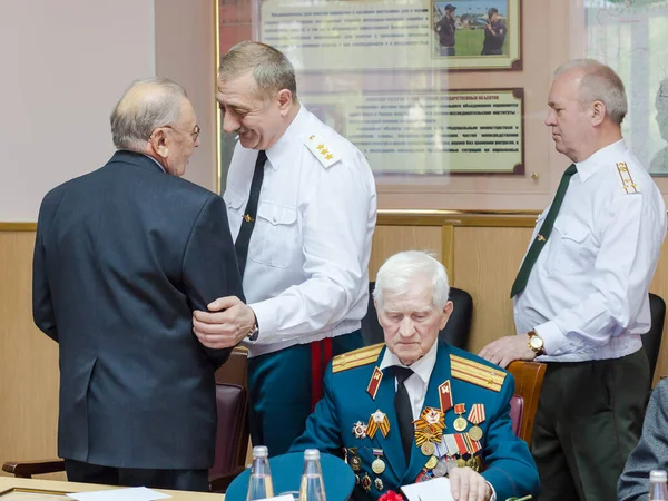 러시아 모스크바 2018 러시아 근위대 사령부의 사령관은 기념일 전쟁에참 군인들을 — 스톡 사진
