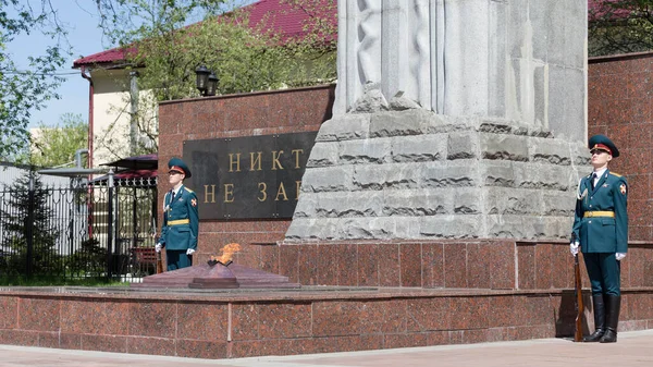 モスクワ ロシア 2018 ロシア警備隊の中央地区の指揮官は 勝利の記念日前に偉大な愛国戦争の退役軍人を祝福しました — ストック写真