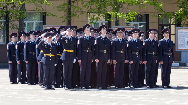 Moskova, Rusya - 07.05.2018: Rus Muhafızlarının Merkez Bölgesi Komutanlığı, Zafer yıldönümünden önce Büyük Vatanseverlik Savaşı gazilerini tebrik etti.