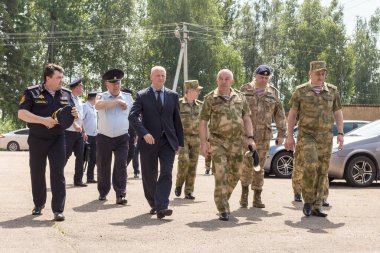 Smolensk, Rusya - 17.07.2018: Rus Ulusal Muhafız Teşkilatı müdür yardımcısı, Rus Ulusal Muhafız Teşkilatı Merkez Bölgesi komutanıyla birlikte Smolensk 'teki birimleri denetlemektedir..