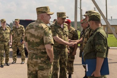 Smolensk, Rusya - 17.07.2018: Rus Ulusal Muhafız Teşkilatı müdür yardımcısı, Rus Ulusal Muhafız Teşkilatı Merkez Bölgesi komutanıyla birlikte Smolensk 'teki birimleri denetlemektedir..