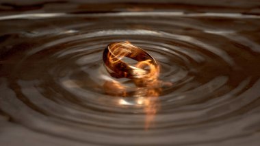 Koyu lehçeli altın bir yüzük.