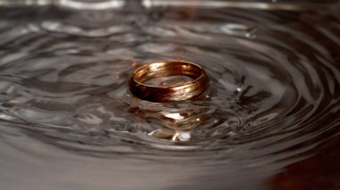 Koyu lehçeli altın bir yüzük.