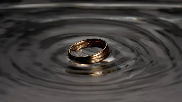 Koyu lehçeli altın bir yüzük.