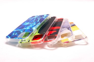 Hafif arka planda modern bir akıllı telefon için çok renkli davalar