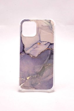 Hafif arka planda modern bir akıllı telefon için leylak rengi çanta