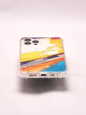 Açık arkaplan üzerinde çok renkli bir çantada modern akıllı telefon