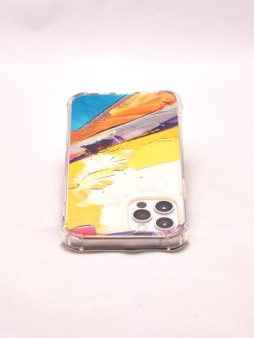 Açık arkaplan üzerinde çok renkli bir çantada modern akıllı telefon