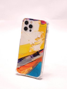 Açık arkaplan üzerinde çok renkli bir çantada modern akıllı telefon