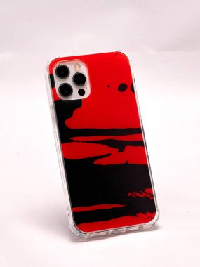 Kırmızı çantalı modern bir akıllı telefon.