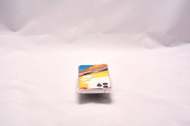 Açık arkaplan üzerinde çok renkli bir çantada modern akıllı telefon