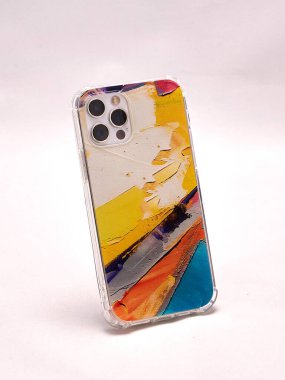 Açık arkaplan üzerinde çok renkli bir çantada modern akıllı telefon