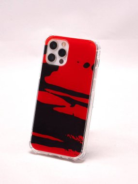 Kırmızı çantalı modern bir akıllı telefon.