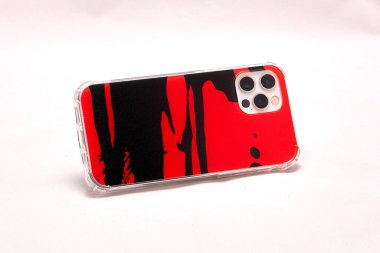 Kırmızı çantalı modern bir akıllı telefon.