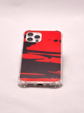 Kırmızı çantalı modern bir akıllı telefon.