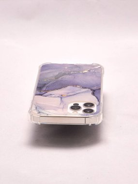 Hafif arka planda eflatun çantalı modern akıllı telefon.