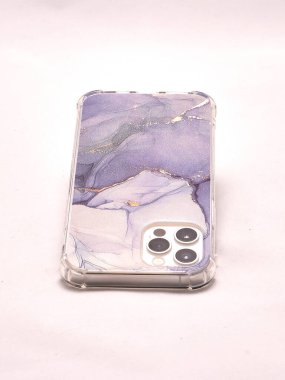 Hafif arka planda eflatun çantalı modern akıllı telefon.