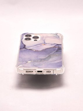 Hafif arka planda eflatun çantalı modern akıllı telefon.