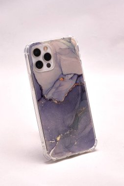 Hafif arka planda eflatun çantalı modern akıllı telefon.