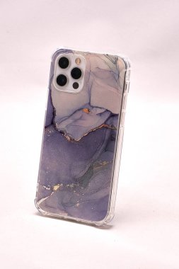 Hafif arka planda eflatun çantalı modern akıllı telefon.