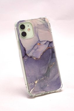 Hafif arka planda eflatun çantalı modern akıllı telefon.