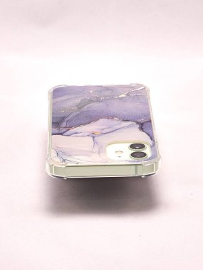 Hafif arka planda eflatun çantalı modern akıllı telefon.