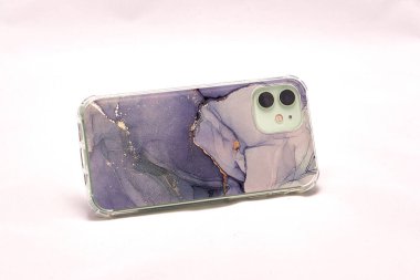 Hafif arka planda eflatun çantalı modern akıllı telefon.